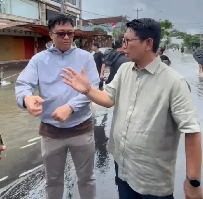 Bupati Adi Arnawa didampingi Plt. Kepala Dinas PUPR Kabupaten Badung meninjau penanganan banjir yang terjadi di kawasan Jalan Dewi Sri, Kuta, Rabu (10/9).