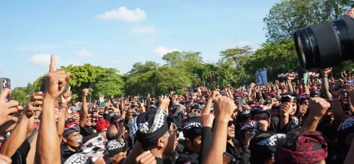 Pecalang bersama desa adat dan masyarakat Bali berkomitmen menjaga keamanan dan ketertiban, serta menolak segala bentuk tindakan anarki demi kedamaian dan kelangsungan pariwisata.
