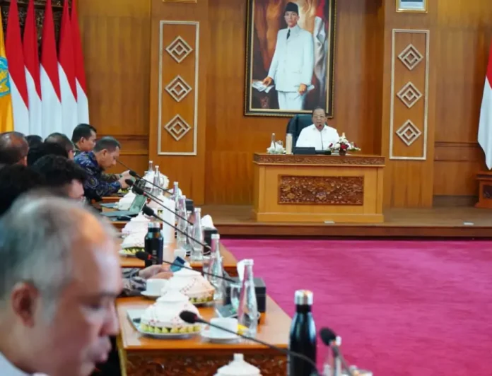 Gubernur Bali Wayan Koster kembali menekankan pentingnya pengelolaan sampah berbasis sumber sebagai solusi utama mengatasi persoalan sampah