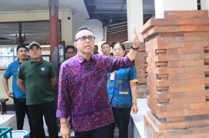 Wali Kota Denpasar, I Gusti Ngurah Jaya Negara turun langsung meninjau kondisi plafon jebol di salah satu ruang kelas SDN 6 Padangsambian