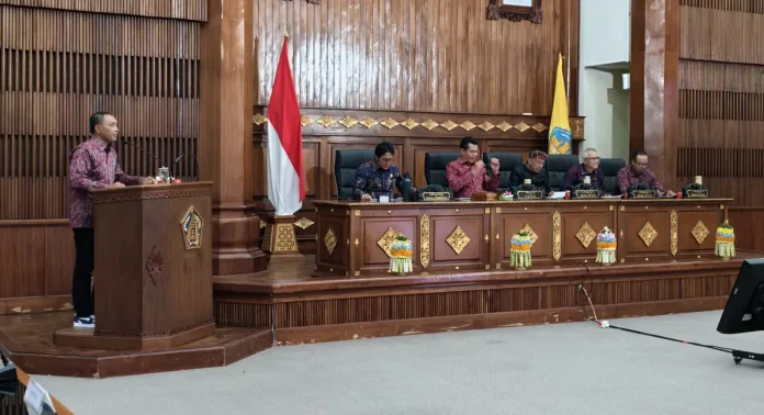 DPRD Bali menyampaikan tanggapan atas dua Raperda inisiatif tentang angkutan sewa pariwisata dan keterbukaan informasi publik untuk melindungi pelaku lokal dan mendorong transparansi.