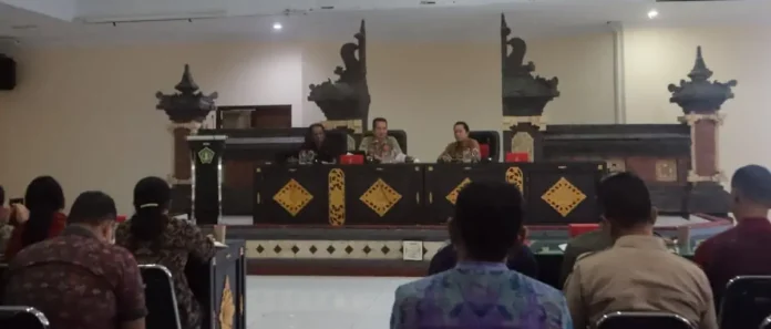Bupati Jembrana, I Made Kembang Hartawan, memimpin rapat darurat bersama OPD dan kepala desa untuk memastikan penanganan pasca-banjir berjalan cepat, merata, dan berbasis data.