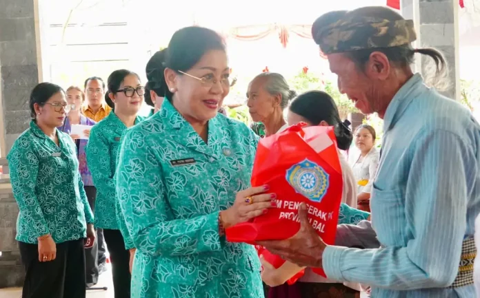 Ketua Tim Penggerak PKK Provinsi Bali, Ny. Putri Suastini Koster, kembali mengajak masyarakat untuk ngrombo, yaitu bergotong royong