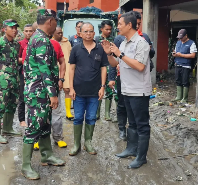 Gubernur Bali Wayan Koster bersama Kepala Pelaksana BPBD Bali, I Gede Agung Teja Bhusana Yadnya, meninjau kondisi Pasar Kumbasari pasca banjir sebagai bagian dari upaya pemulihan wilayah terdampak.