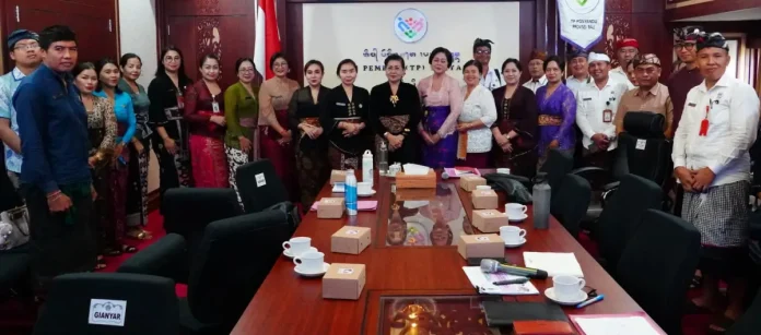 Ketua Tim Pembina Posyandu Provinsi Bali, Ny. Putri Koster, memimpin rapat koordinasi program kerja TP Posyandu Provinsi Bali Tahun 2025