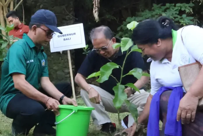 Menteri Lingkungan Hidup RI Hanif Faisol Nurofiq bersama Gubernur Bali Wayan Koster menanam pohon secara simbolis di Taman Kehati, Kesiman
