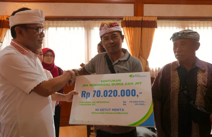 Pemerintah Kota Denpasar bersama BPJS Ketenagakerjaan menunjukkan kepedulian terhadap para korban banjir yang terjadi di kawasan Pasar Kumbasari.