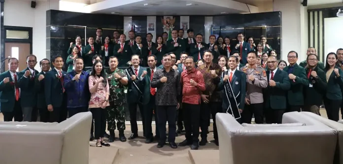 Bupati Buleleng I Nyoman Sutjidra menghadiri pelantikan pengurus IDI Buleleng dan mengajak para dokter untuk terus mengabdi demi pelayanan kesehatan yang lebih baik.
