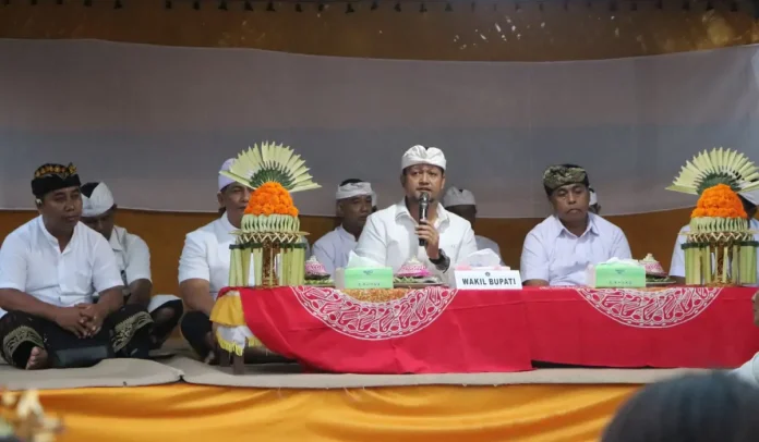 Wabup Bagus Alit Sucipta saat menghadiri Karya Ngenteg Linggih di Pura Samuan Tiga, Banjar Samuan Kangin, Desa Adat Samuan, Petang, Jumat (3/10).