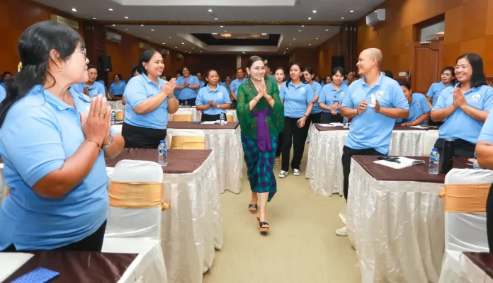 Bunda PAUD Kabupaten Badung Nyonya Rasniathi Adi Arnawa menghadiri Pelatihan Pencegahan Stunting di Lingkungan Satuan Pendidikan bagi Pendidik dan Tenaga Kependidikan PAUD di Hotel Made, Kamis (16/10).