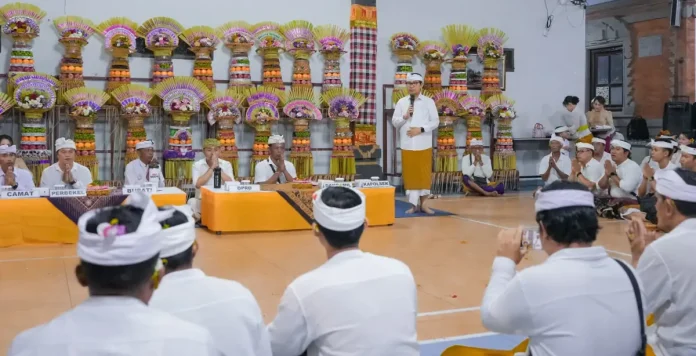 Bupati Adi Arnawa menghadiri Karya Nyatur Padudusan Alit di Pura Ulun Siwi, sekaligus menyerahkan bantuan Hibah Tanah, Hibah Perubahan Tahun 2025, Kamis (9/10).