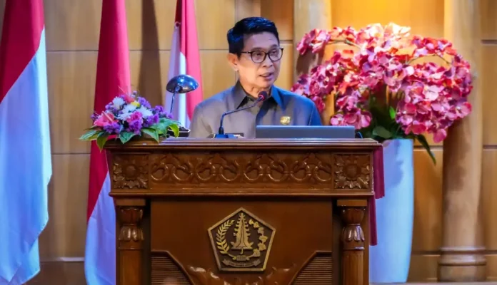 Bupati I Wayan Adi Arnawa memaparkan dua rancangan peraturan daerah (Raperda) strategis, yakni tentang APBD Tahun Anggaran 2026