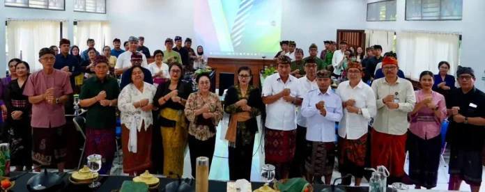 Putri Koster mendorong pengelolaan sampah berbasis sumber dengan melibatkan kepala desa sebagai ujung tombak, guna memperkuat Gerakan Bali Bersih menuju lingkungan yang berkelanjutan.