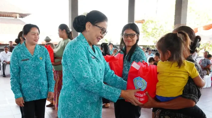 Ketua TP PKK Provinsi Bali, Putri Suastini Koster Ikatan Bidan Indonesia (IBI) dalam kegiatan Aksi Sosial TP PKK Menyapa dan Berbagi