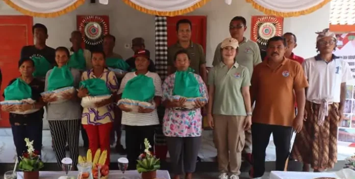 Melalui program bedah rumah, Bupati Jembrana I Made Kembang Hartawan menyerahkan secara simbolis satu unit rumah layak huni