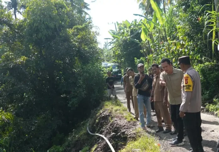 Bupati Jembrana I Made Kembang Hartawan memilih turun langsung ke lapangan untuk memastikan pembangunan berjalan sesuai kebutuhan masyarakat.