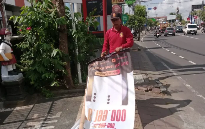 Satpol PP Denpasar Bersihkan Ruas Jalan dari Spanduk Liar, Jaga Estetika dan Ketertiban Kota