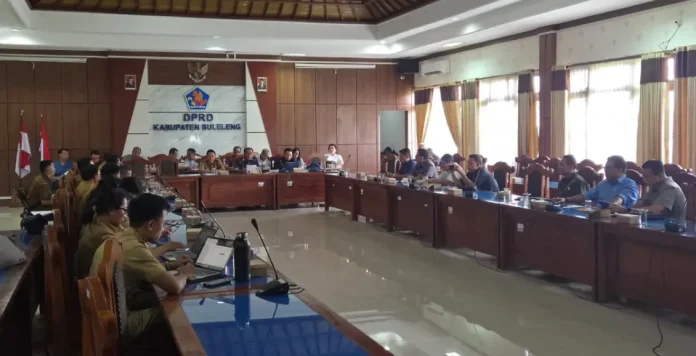 Suasana rapat antara DPRD dan Pemkab Buleleng berlangsung serius dan konstruktif, membahas Ranperda perubahan OPD serta memastikan mutasi ASN berjalan profesional.