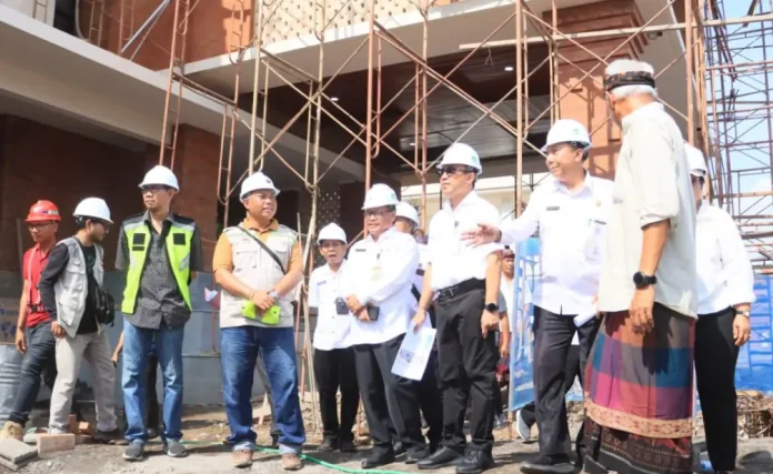 Wali Kota Denpasar, I Gusti Ngurah Jaya Negara, turun meninjau sejumlah proyek pembangunan strategis di wilayahnya, Rabu (22/10/2025).