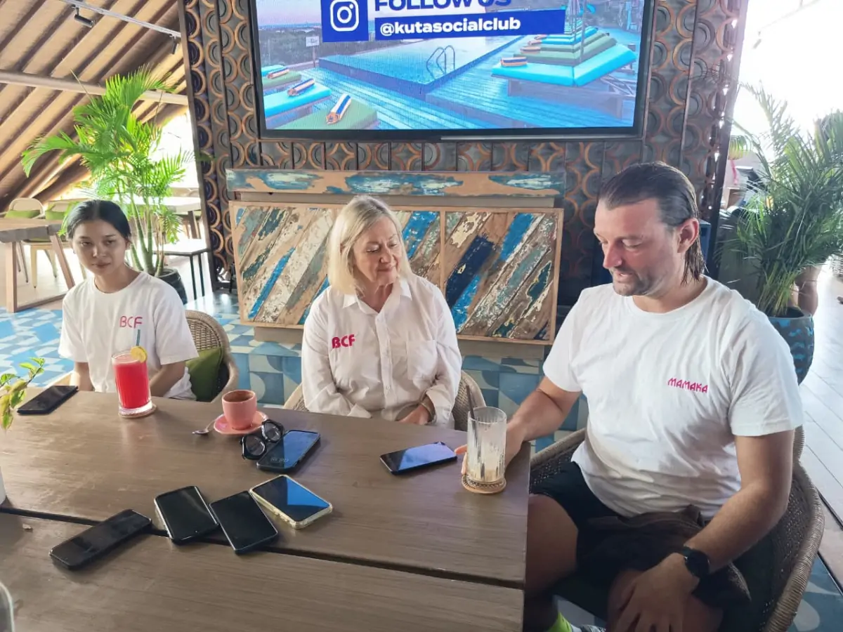 Giri, anak asuh BCF bersama Pendiri Bali Children Foundation, Margaret Barry dan Joel Bartlett, Area General Manager Southeast Asia, Mamaka by Ovolo