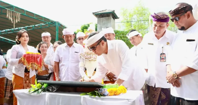 Walikota Denpasar, I Gusti Ngurah Jaya Negara meresmikan gedung kelas baru SDN 1 Padangsambian ditandai dengan pemotongan pita dan penandatangan prasasti, Kamis (30/10/2025).