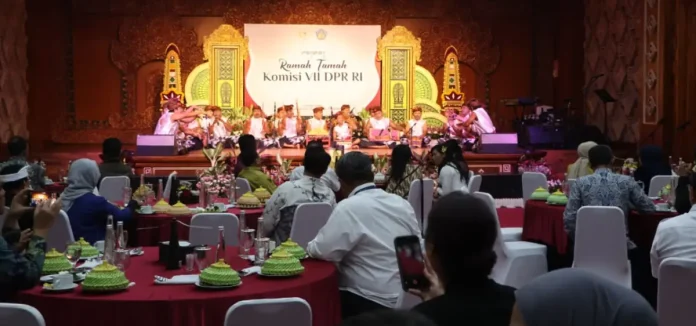 Gubernur Bali Wayan Koster dan Komisi VII DPR RI membahas pengembangan energi bersih, pengelolaan sampah, dan pariwisata berkelanjutan guna memperkuat pembangunan Bali yang hijau dan berdaya saing.
