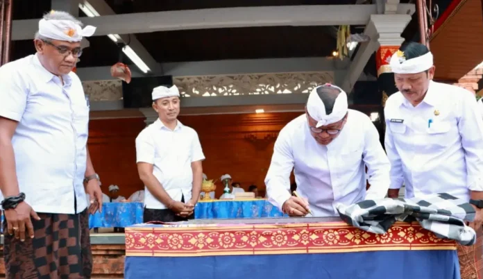 Sekretaris Daerah (Sekda) Kota Denpasar Ida Bagus Alit Wiradana turut melaksanakan persembahyangan bersama krama Desa Adat Sumerta.