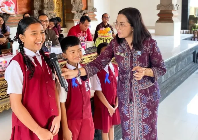Ketua TP PKK Kabupaten Badung, Nyonya Rasniathi Adi Arnawa, melaksanakan GENIUS di Wantilan Desa Adat Sangeh, Selasa (4/11).