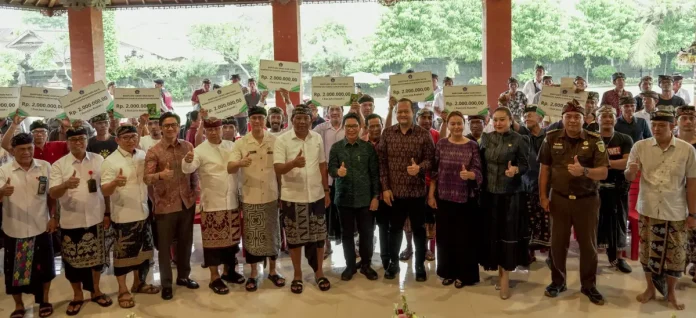 Pemkab Badung menyalurkan bantuan tunai sebesar Rp 2 juta per kepala keluarga (KK) kepada masyarakat Hindu di dua kecamatan