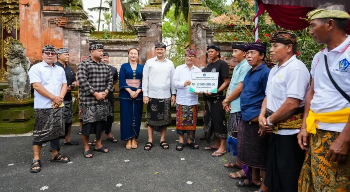 Bupati Wayan Adi Arnawa bersama Wabup Bagus Alit Sucipta saat menyerahkan secara simbolis bantuan sosial kepada masyarakat di Lapangan Monumen Pahlawan I Gusti Ngurah Rai, Desa Carangsari, Kecamatan Petang dan di Wantilan Obyek Wisata Sangeh, Kecamatan Abiansemal, Senin (10/11).