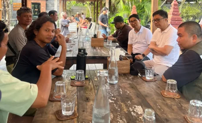 Bupati Adi Arnawa saat berdialog dengan tokoh dan komunitas masyarakat kawasan Pantai Bingin di The Cashew Tree, Jalan Pantai Bingin, Pecatu, Kuta Selatan, Kamis (20/11).