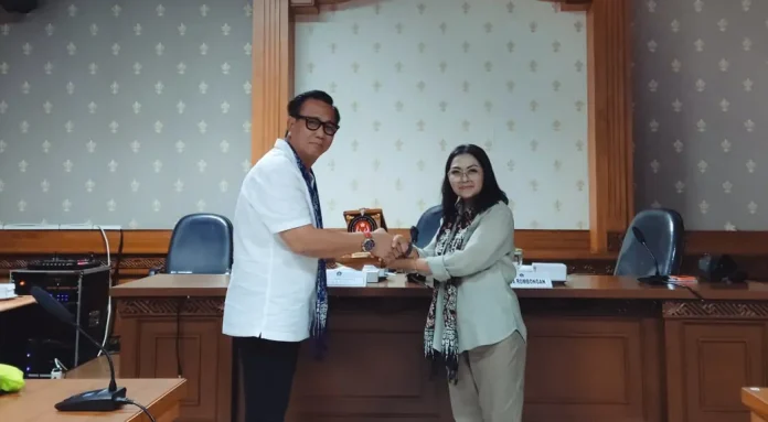 Ketua Dekranasda Badung, Nyonya Rasniathi Adi Arnawa menerima kunjungan kerja Dekranasda Kabupaten Minahasa di Balai Budaya Giri Nata Mandala, Puspem Badung, Rabu, (12/11).