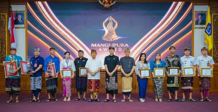 Bupati Wayan Adi Arnawa menyerahkan hadiah Mangupura Award, Badung Festival Inovasi, dan Adi Karya Nugraha Tahun 2025 serta peluncuran Badung BRILIAN di Ruang Kertha Gosana, Puspem Badung, Kamis (27/11).