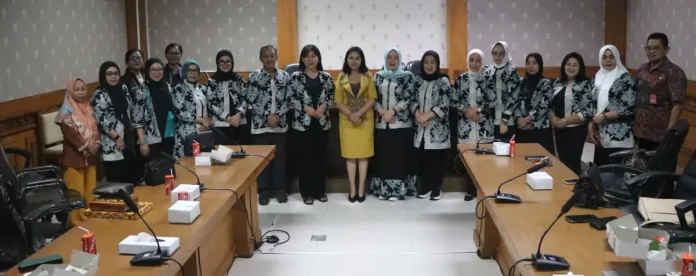 Ketua Dekranasda Badung, Nyonya Rasniathi Adi Arnawa menerima rombongan Dekranasda Kabupaten Bolaang Mongondow, Sulawesi Utara di Balai Budaya Girinata Mandala, Selasa (25/11).