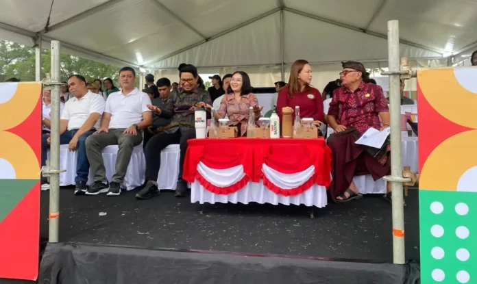 Bupati Adi Arnawa, Ketua K3S Badung Nyonya Rasniathi Adi Arnawa dan Ketua WHDI Badung Nyonya Yunita Alit Sucipta menonton Tari Janger Lansia yang diikuti 496 penari dari 62 desa dan kelurahan se-Badung di Lapangan Puspem Badung, Sabtu (22/11).