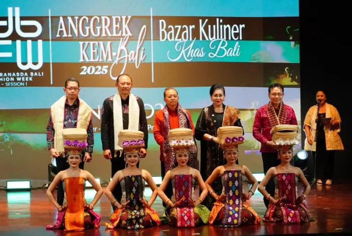 Gubernur Bali, Wayan Koster, membuka Dekranasda Bali Fashion Week 2025 di Taman Budaya Denpasar sebagai dukungan terhadap ekonomi kreatif dan pelestarian warisan budaya Bali.
