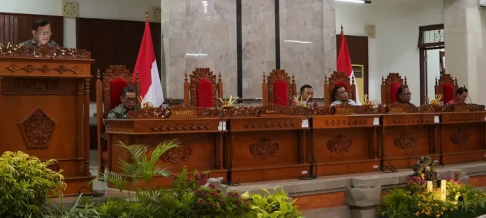 Rapat Paripurna DPRD Kabupaten Buleleng, Selasa (4/11/2025), Bupati I Nyoman Sutjidra menyampaikan penjelasan Ranperda tentang APBD Tahun 2026