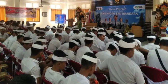 Pemkab Buleleng melalui Badan Kesatuan Bangsa dan Politik (Kesbangpol) menggelar kegiatan Sosialisasi Pusat Pendidikan Wawasan Kebangsaan (PPWK) yang digelar di Aula SMK Negeri Bali Mandara.