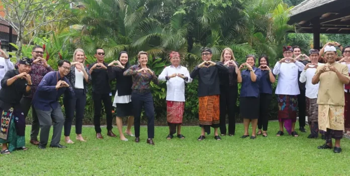 Gubernur Bali, Wayan Koster, menyambut pemasangan papan nama Konsulat-Jenderal Australia dengan aksara Bali sebagai langkah nyata menghormati dan memajukan budaya Bali.