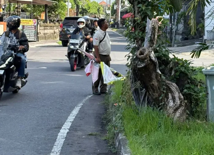 Satpol PP Kota Denpasar menertibkan 87 baliho, spanduk, banner, umbul-umbul, dan pamflet di fasilitas umum pada Rabu (12/11/2025) sebagai upaya menjaga ketertiban tata ruang dan mendukung program Denpasar Bersih dan Asri.