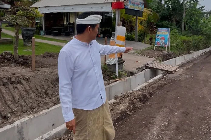 Bupati Jembrana I Made Kembang Hartawan menyempatkan diri meninjau pengerjaan peningkatan Jalan Lelateng–Pengambengan.