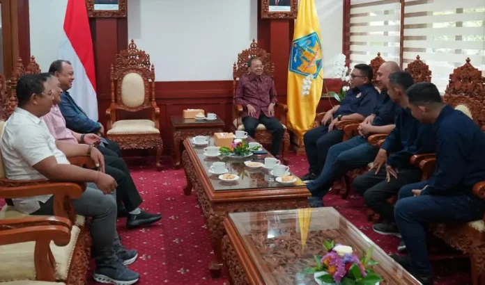 Gubernur Bali Wayan Koster menerima audiensi pengurus Karang Taruna Nasional sebagai bagian dari upaya menghidupkan kembali organisasi kepemudaan dan memperkuat kontribusinya di Bali.