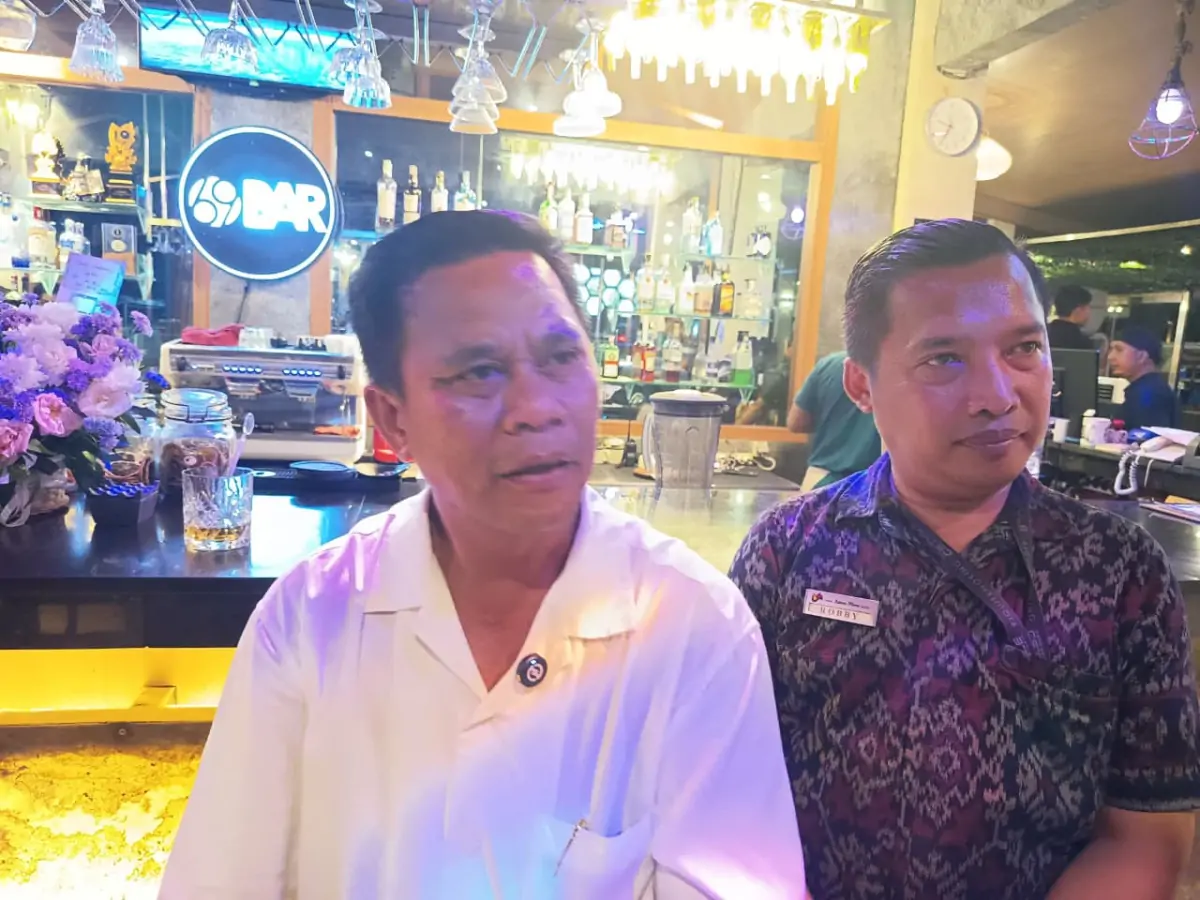 Ketut Darmayasa, General Manager Grand Istana Rama Hotel bersama Putu Robby Rudita, FnB Manager Grand Istana Rama Hotel saat diwawancara di 69 Bar & Resto.