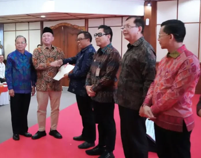 Gubernur Bali Wayan Koster menegaskan agar Bupati dan Walikota se-Bali tidak lagi mengeluarkan izin pembangunan hotel-restoran maupun toko modern