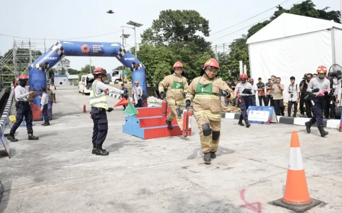 Salah satu aksi keselamatan berupa Fire Fighting pada pelaksanaan penutupan Indonesia Rescue Summit 2025 yang dilaksanakan hari ini (27/11/2025).