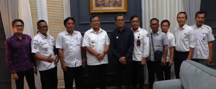 Perbaikan Jalan Tunjung-Bukti Dilanjutkan, Bupati Sutjidra Beri Penjelasan ke Warga
