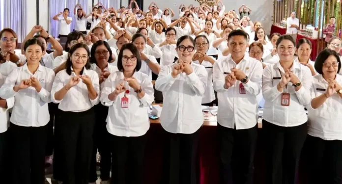 Ketua Tim Pembina Posyandu, Ny. Rai Wahyuni Sanjaya, menegaskan pentingnya peningkatan kapasitas kader dalam mendukung implementasi Posyandu berbasis enam Standar Pelayanan Minimal (6 SPM).