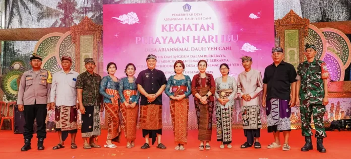Ketua TP. PKK Kabupaten Badung Nyonya Rasniathi Adi Arnawa saat menghadiri kegiatan Perayaan Hari Ibu di Desa Abiansemal Dauh Yeh Cani, Minggu (21/12).