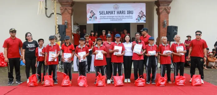 Ketua TP. PKK Badung Nyonya Rasniathi Adi Arnawa menghadiri acara Perayaan Hari Ibu yang digelar di Desa Sembung, Kecamatan Mengwi, di Lapangan Desa Sembung, Mengwi, Minggu (21/12).