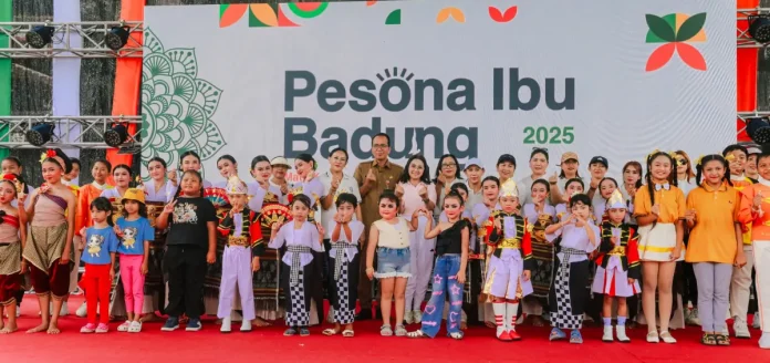 Ketua TP PKK Badung Nyonya Rasniathi Adi Arnawa saat menghadiri Pesona Ibu Badung Tahun 2025 di Balai Budaya Giri Nata Mandala, Puspem Badung, Senin (22/12).